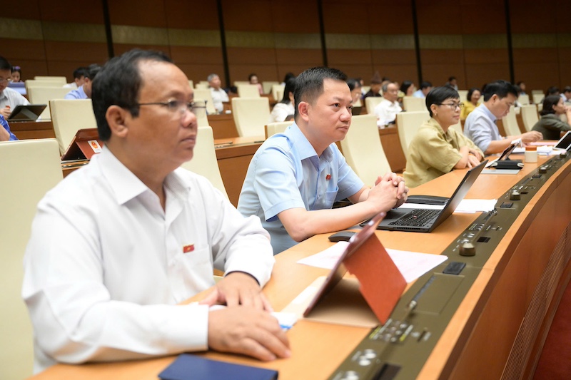 100% đại biểu có mặt nhất trí thông qua sửa đổi Luật Xử lý vi phạm hành chính